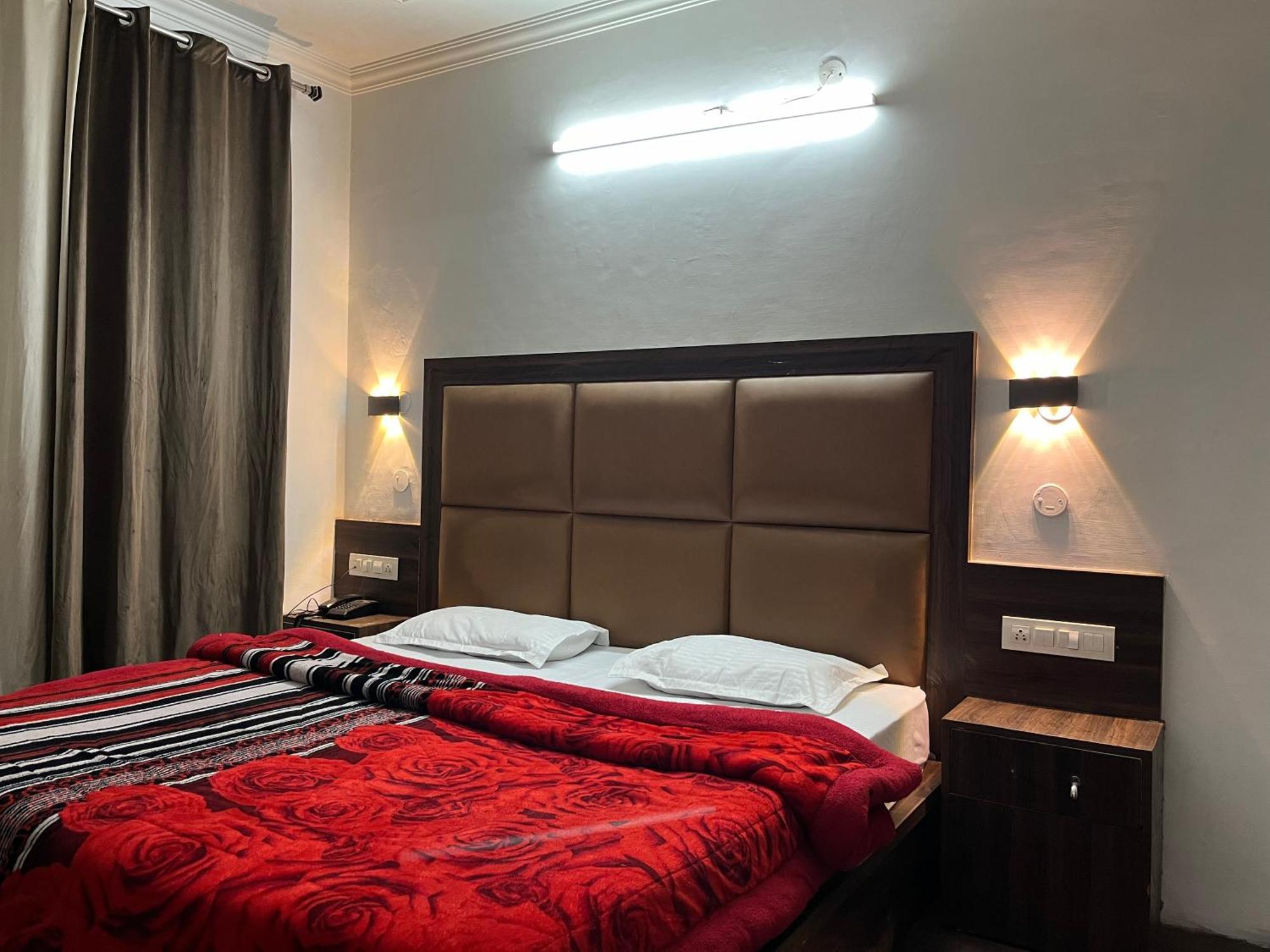 Hotel Premier Mall Road Manali Eksteriør billede