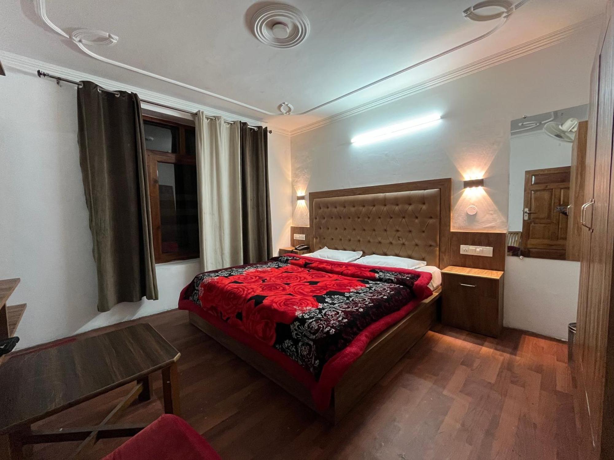 Hotel Premier Mall Road Manali Eksteriør billede
