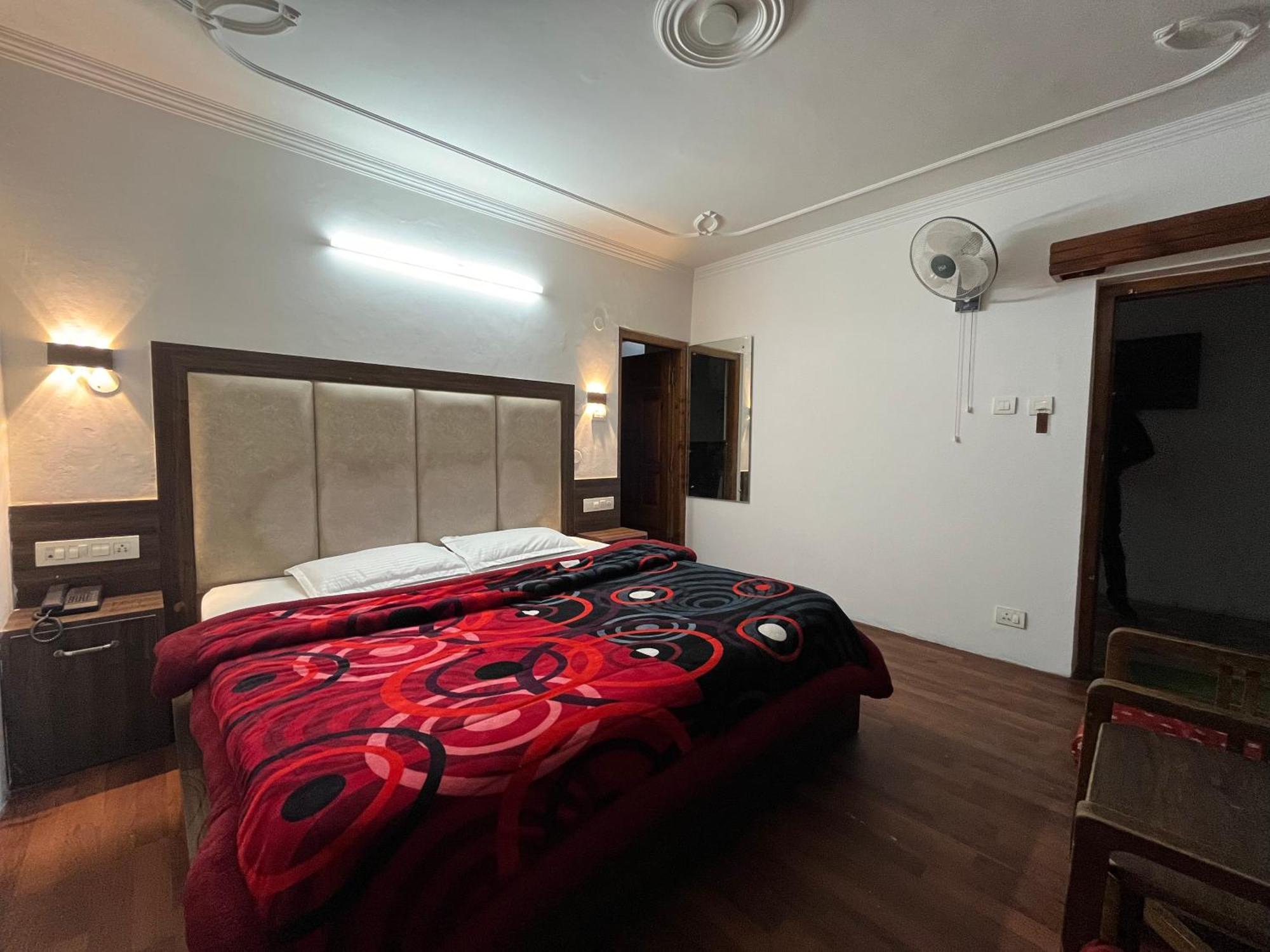 Hotel Premier Mall Road Manali Eksteriør billede
