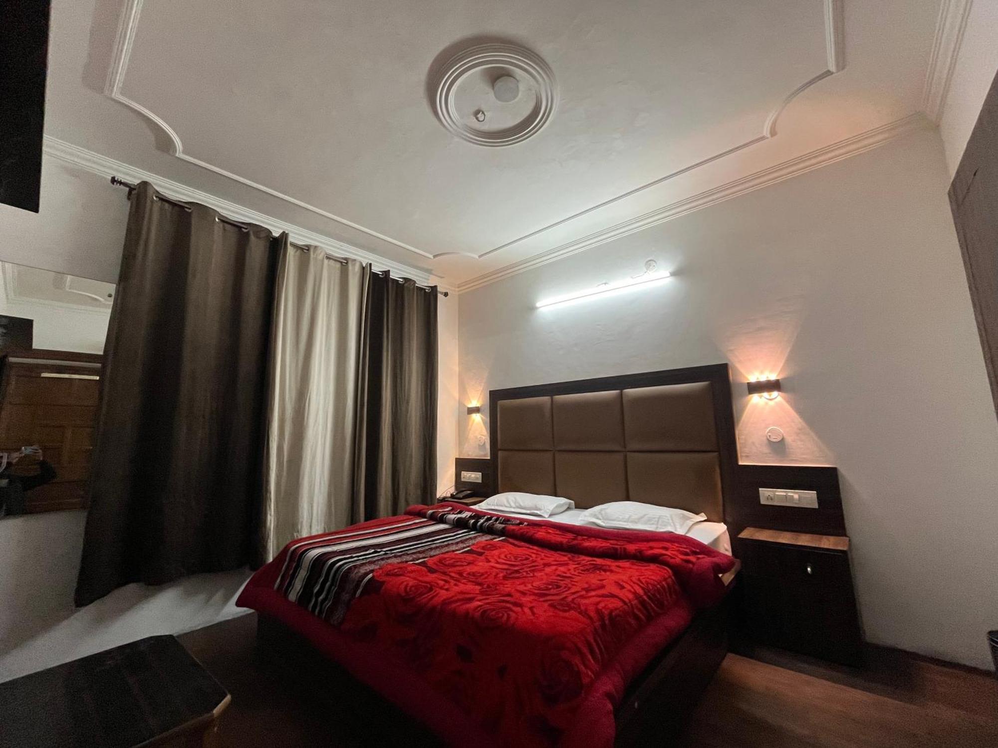 Hotel Premier Mall Road Manali Eksteriør billede
